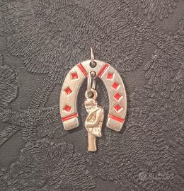 Ciondolo Ferro di Cavallo e Gobbo Argento Rosso