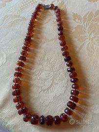 Collana di ambra baltica martellata di pregio