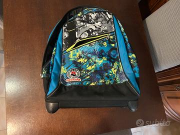 Zaino Invicta con rotelle e spallacci a scomparsa