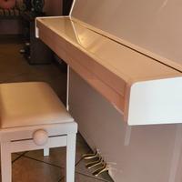 pianoforte bianco e sgabello da pianoforte