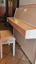 pianoforte bianco e sgabello da pianoforte