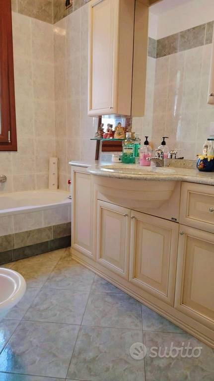 Villa di 195 m² con più di 5 locali e box auto dop - Vista 4