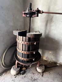 Torchio per uva da vino in legno e ferro