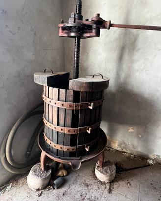Torchio per uva da vino in legno e ferro