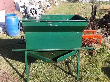 PIGIADIRASPATRICE MACINA UVA CON MOTORE