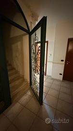 Porta in ferro con vetro anti sfondamento