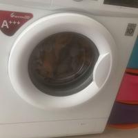 Sala cucina tavolo lavatrice