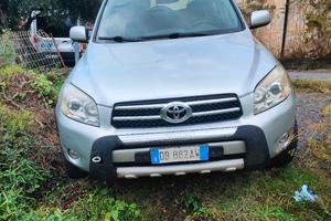 si vende Toyota RAV4 anno 2006. a 5.800 €