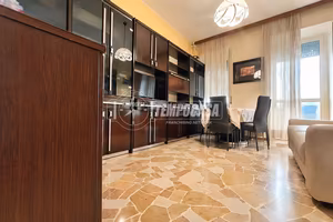 Ampio trilocale con doppio balcone, box e cantina