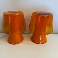 Coppia di lampade da comodino arancione di Design.