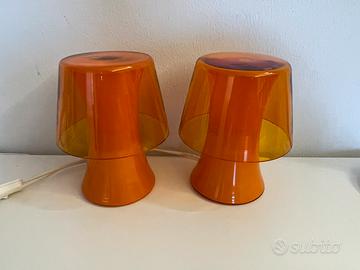 Coppia di lampade da comodino arancione di Design.
