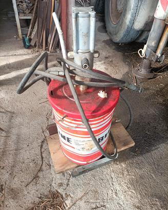 Ingrassatore pneumatico