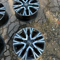 Set cerchi in legada 17 nero lucidi lavorato