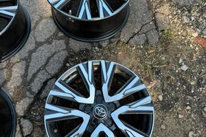 Set cerchi in legada 17 nero lucidi lavorato