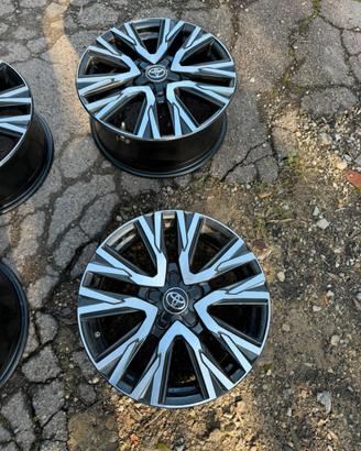 Set cerchi in legada 17 nero lucidi lavorato