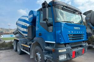 Autobetoniera Iveco Trakker 440 3 assi