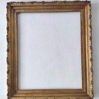 Cornice antica in legno dorata. 