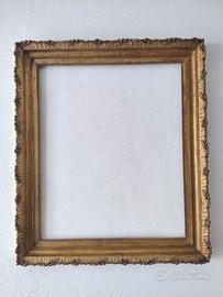 Cornice antica in legno dorata. 