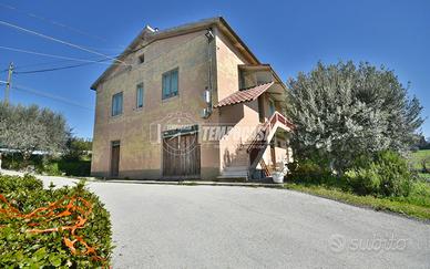 Soluzione indipendente con ampi spazi e corte priv