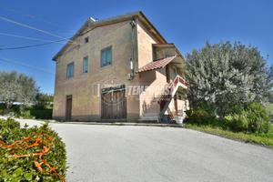 Soluzione indipendente con ampi spazi e corte priv