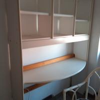 scrivania con libreria incorporata