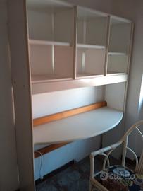 scrivania con libreria incorporata