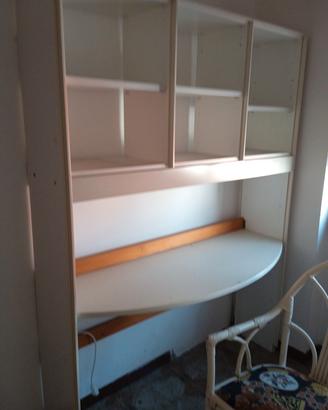 scrivania con libreria incorporata