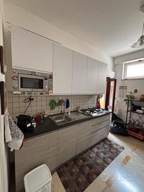 cucina componibile con elettrodomestici  e tavolo