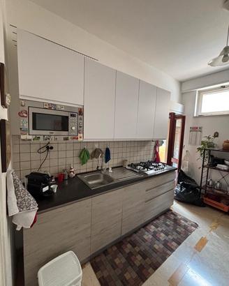 cucina componibile con elettrodomestici  e tavolo