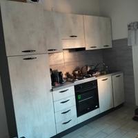 Cucina ,divano e lavasciuga .