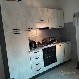 Cucina ,divano e lavasciuga .