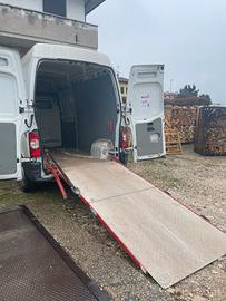 Furgone Nissan con sponda