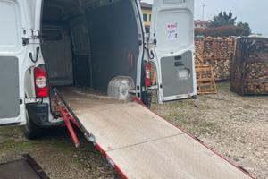 Furgone Nissan con sponda