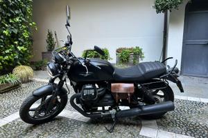Moto guzzi v7 IV stone ( logo del centenario)