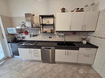 Cucina moderna completa con elettrodomestici