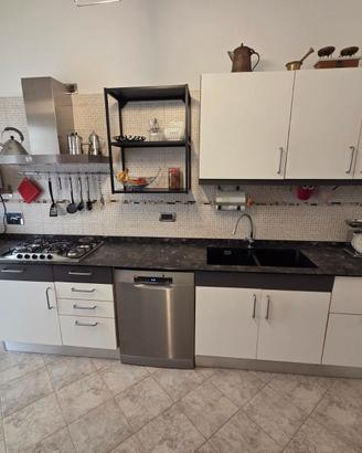 Cucina moderna completa con elettrodomestici