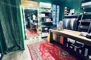 Splendido negozio di abbigliamento uomo nel centro