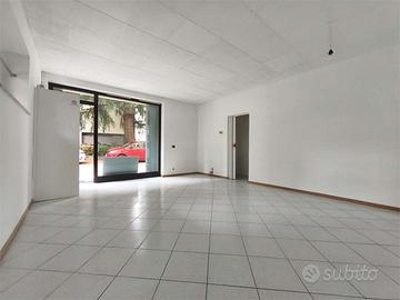 CRISTO RE, NEGOZIO A PIANO TERRA