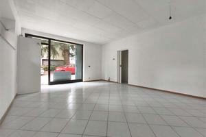 CRISTO RE, NEGOZIO A PIANO TERRA