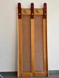 Appendiabiti a parete in legno massiccio e pelle