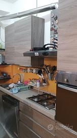Cucina attrezzata con elettrodomestici