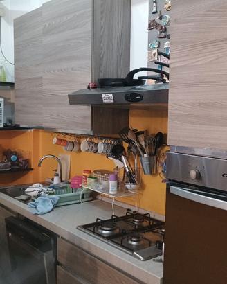 Cucina attrezzata con elettrodomestici