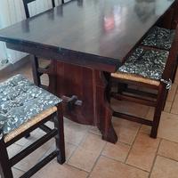 Tavolo in legno massello scuro