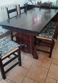 Tavolo in legno massello scuro