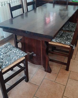 Tavolo in legno massello scuro