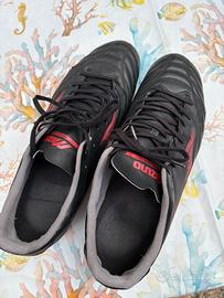 Scarpe da calcio Mizuno rosso e nera