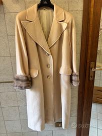 Cappotto con polsi in pelliccia
