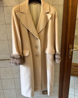 Cappotto con polsi in pelliccia