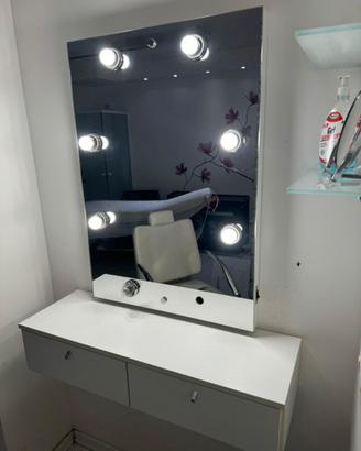 Postazione trucco con specchio luminoso e poltrona