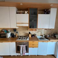 Cucina con elettrodomestici